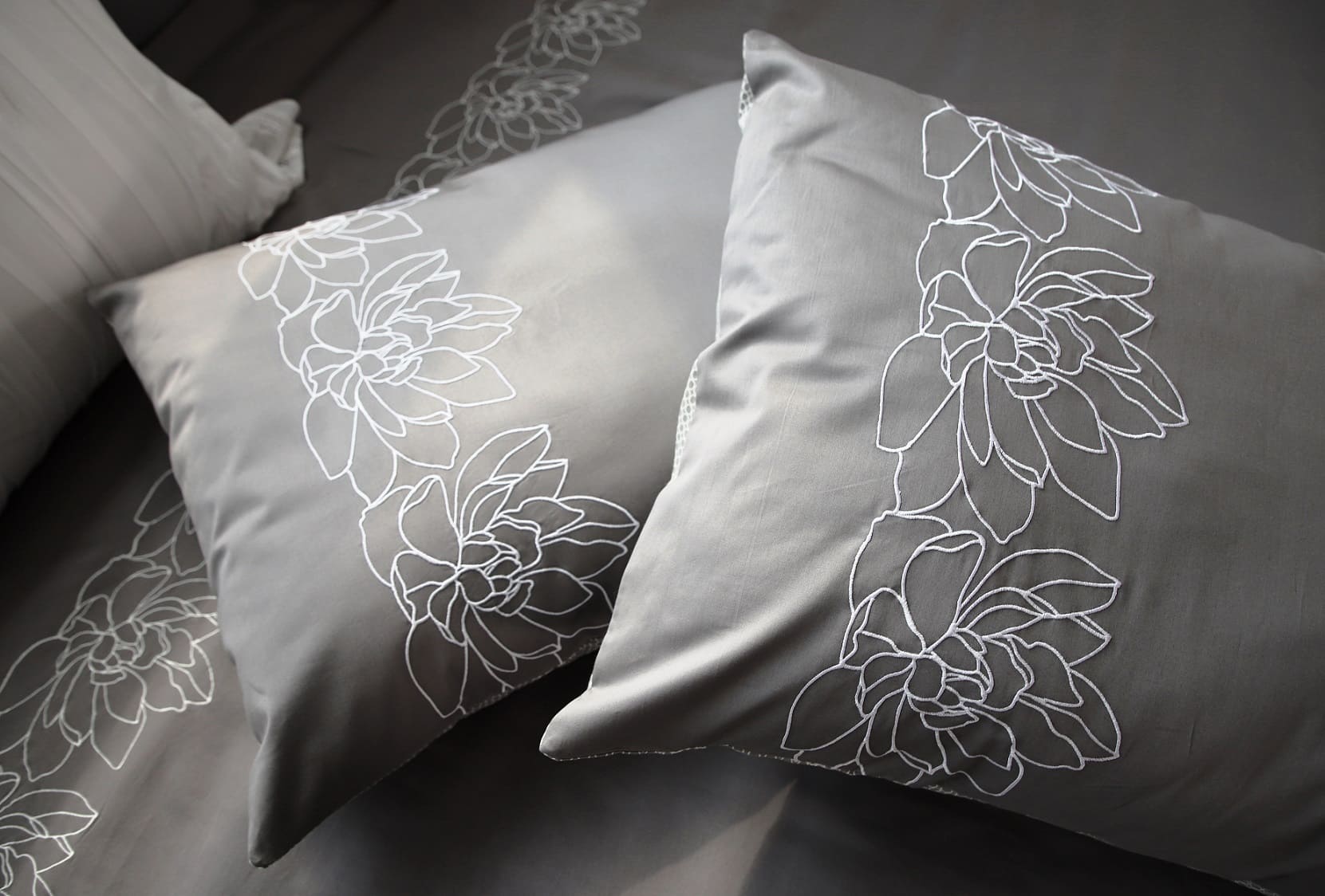 Classic Luxury Embroidered Cotton Satin Duvet Cover Set