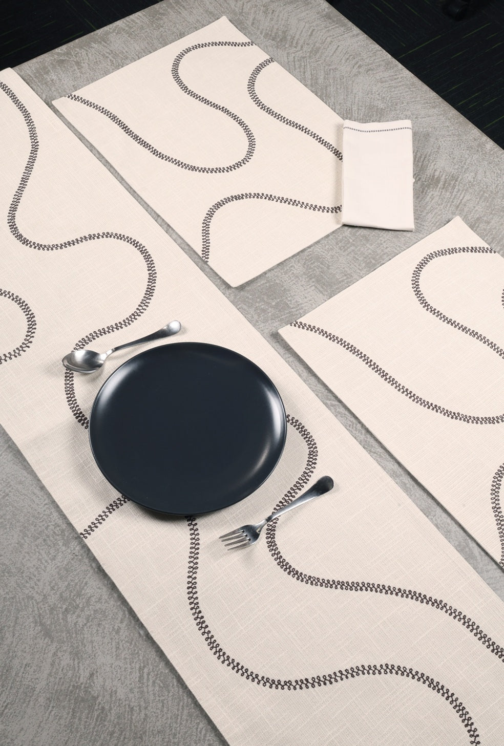 Serpentine Wave Embroidered Table Linen Set Pack of 8 pieces