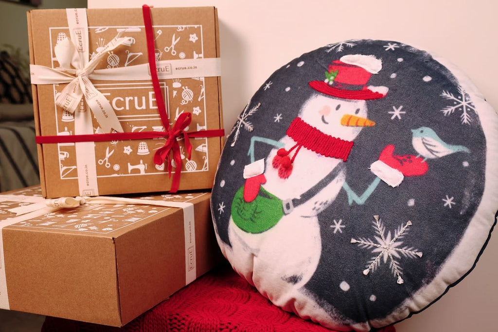 Round Snowman And Bird Decorative Pillow 16'' Round