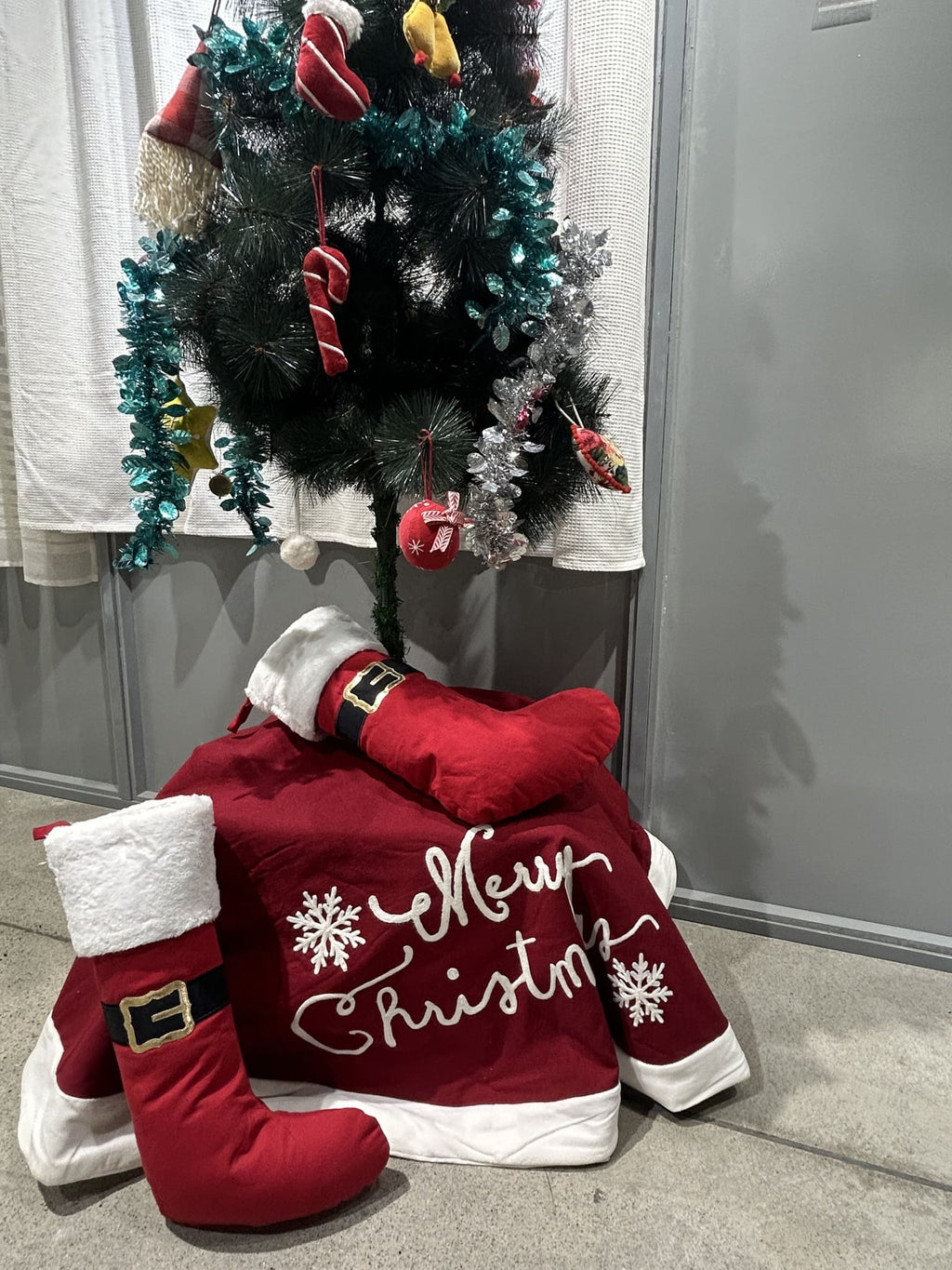 Ecrue Festive Red & Character Christmas Home Decor Combo Pack 12-Pieces Set