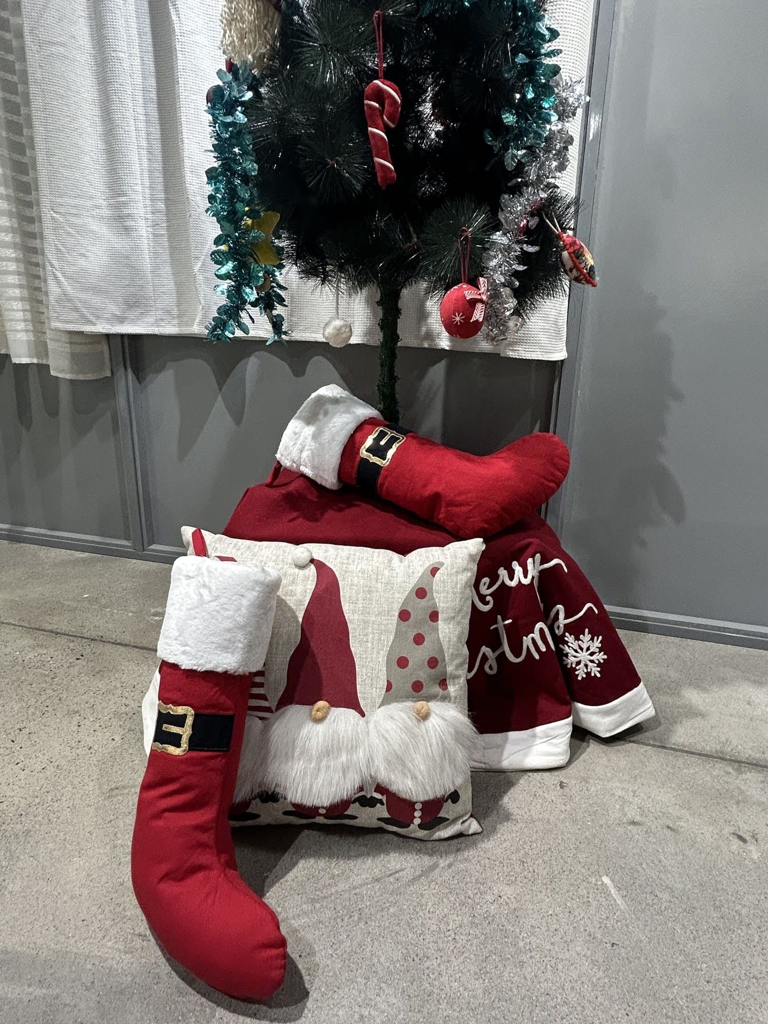 Ecrue Festive Red & Character Christmas Home Decor Combo Pack 12-Pieces Set