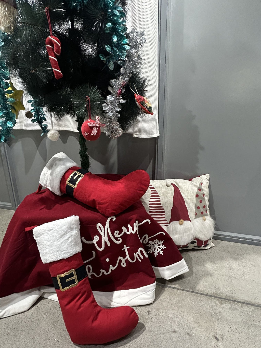 Ecrue Festive Red & Character Christmas Home Decor Combo Pack 12-Pieces Set