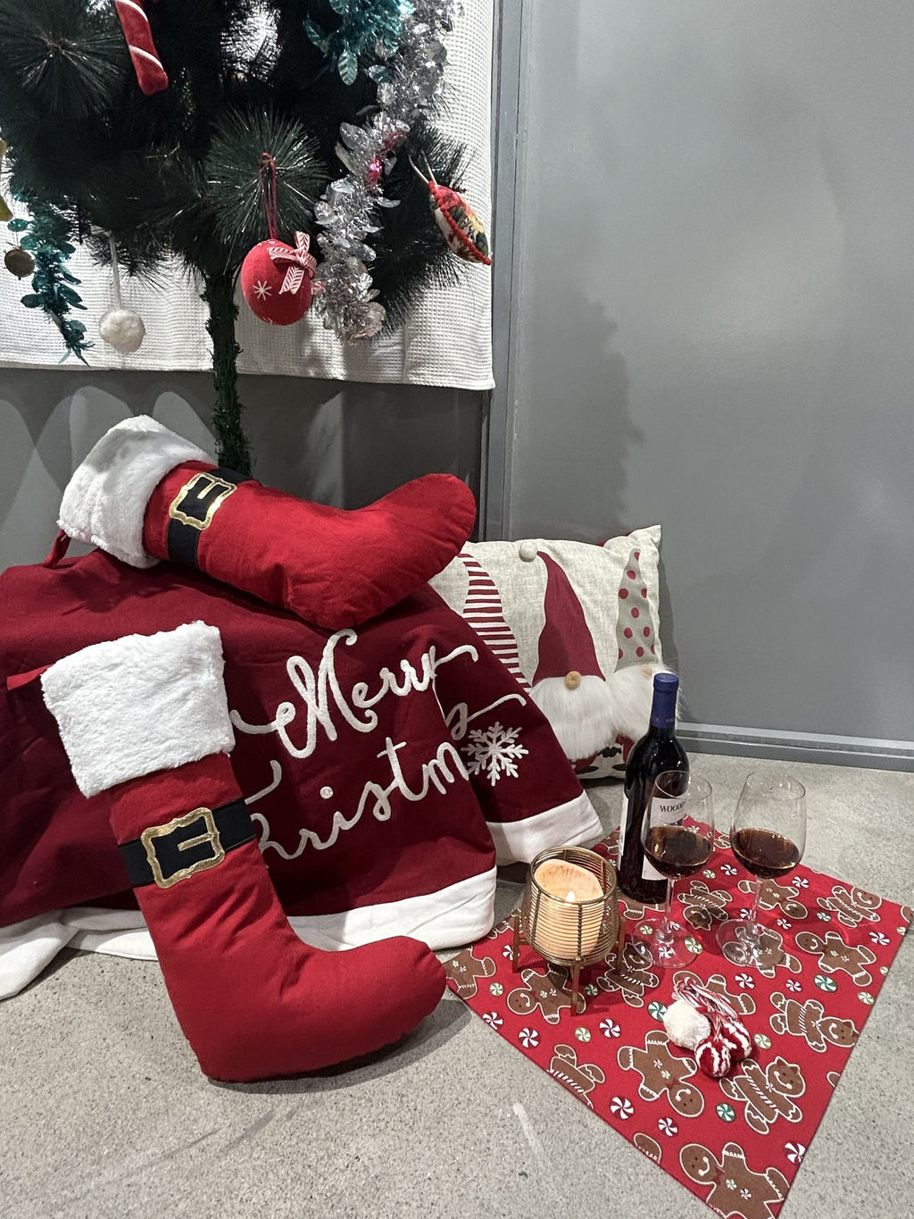 Ecrue Festive Red & Character Christmas Home Decor Combo Pack 12-Pieces Set
