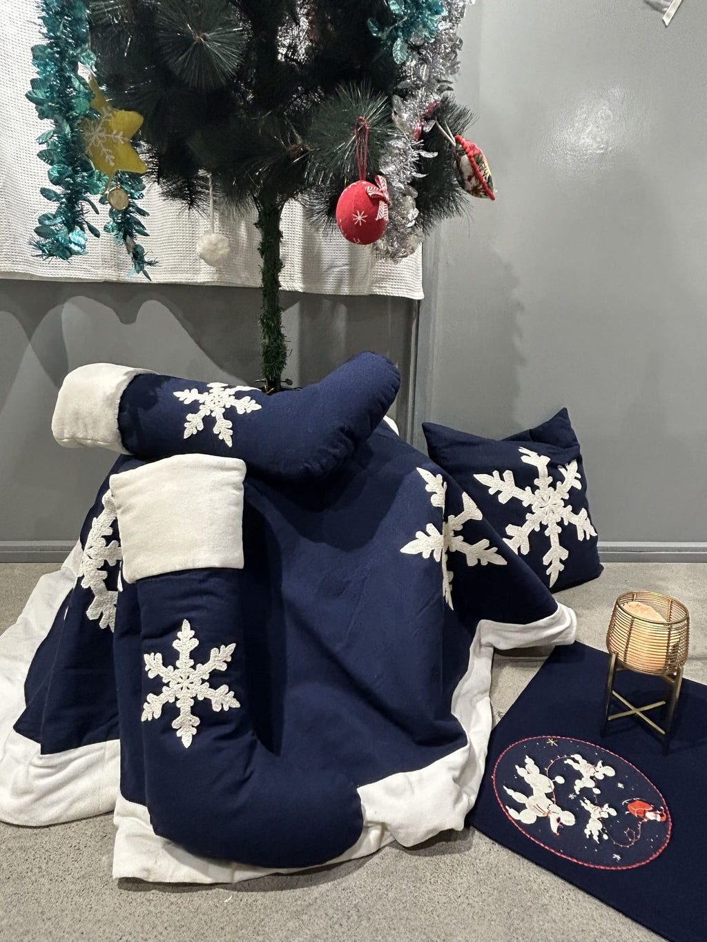 Ecrue Deluxe Navy & White Winter Wonderland Christmas Decor Combo Pack 12-Pieces Set