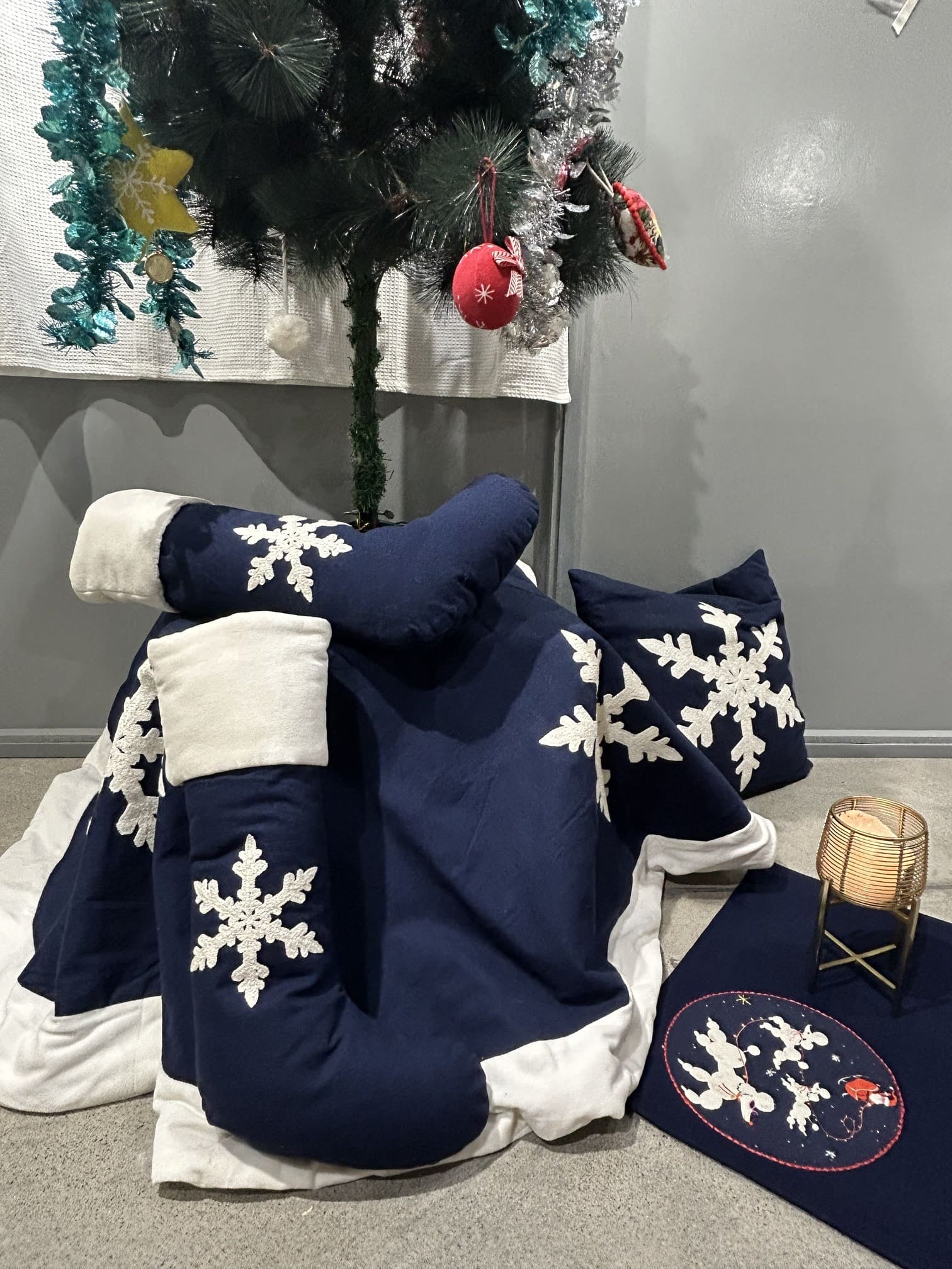 Ecrue Deluxe Navy & White Winter Wonderland Christmas Decor Combo Pack 12-Pieces Set