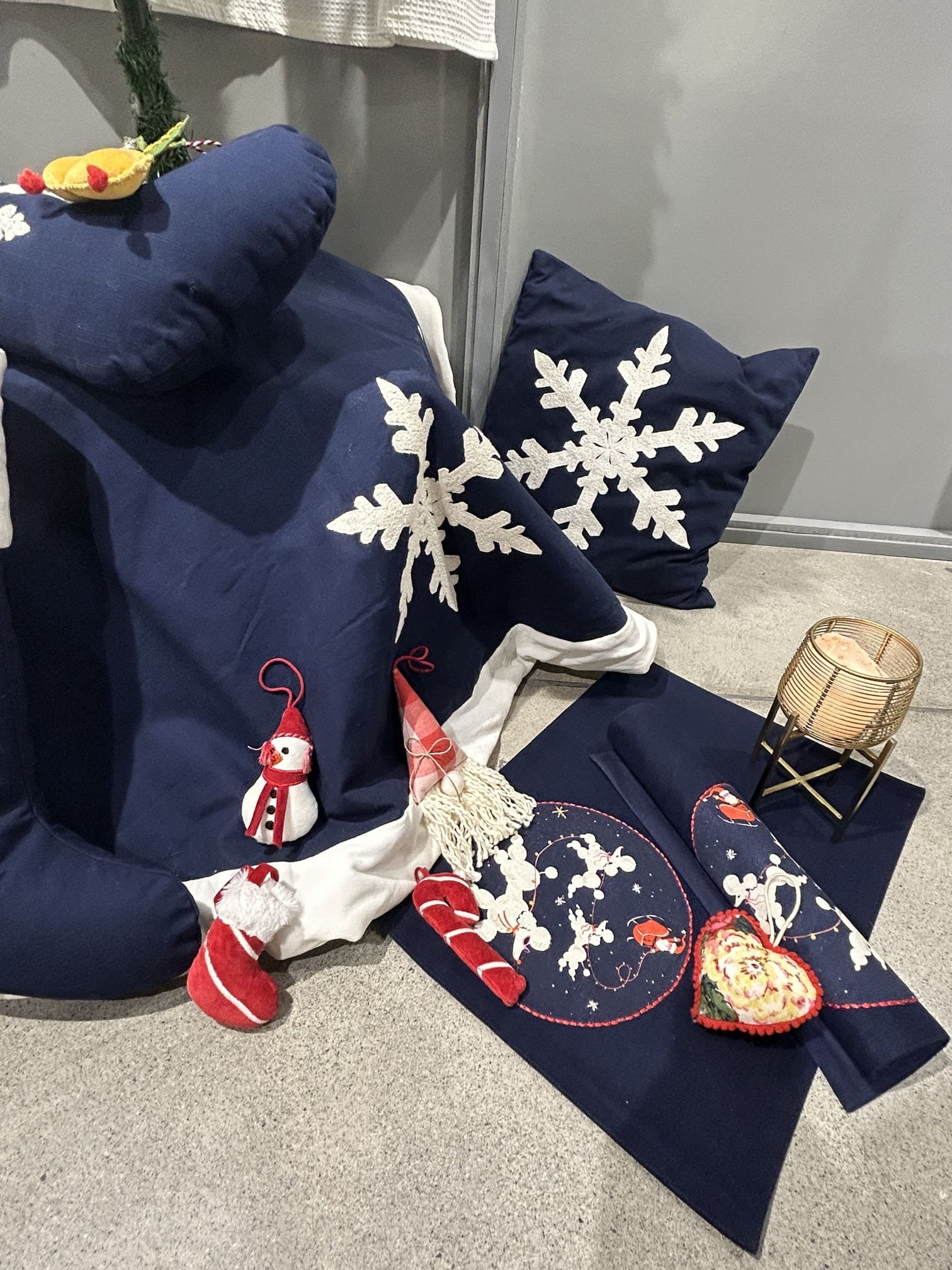 Ecrue Deluxe Navy & White Winter Wonderland Christmas Decor Combo Pack 12-Pieces Set
