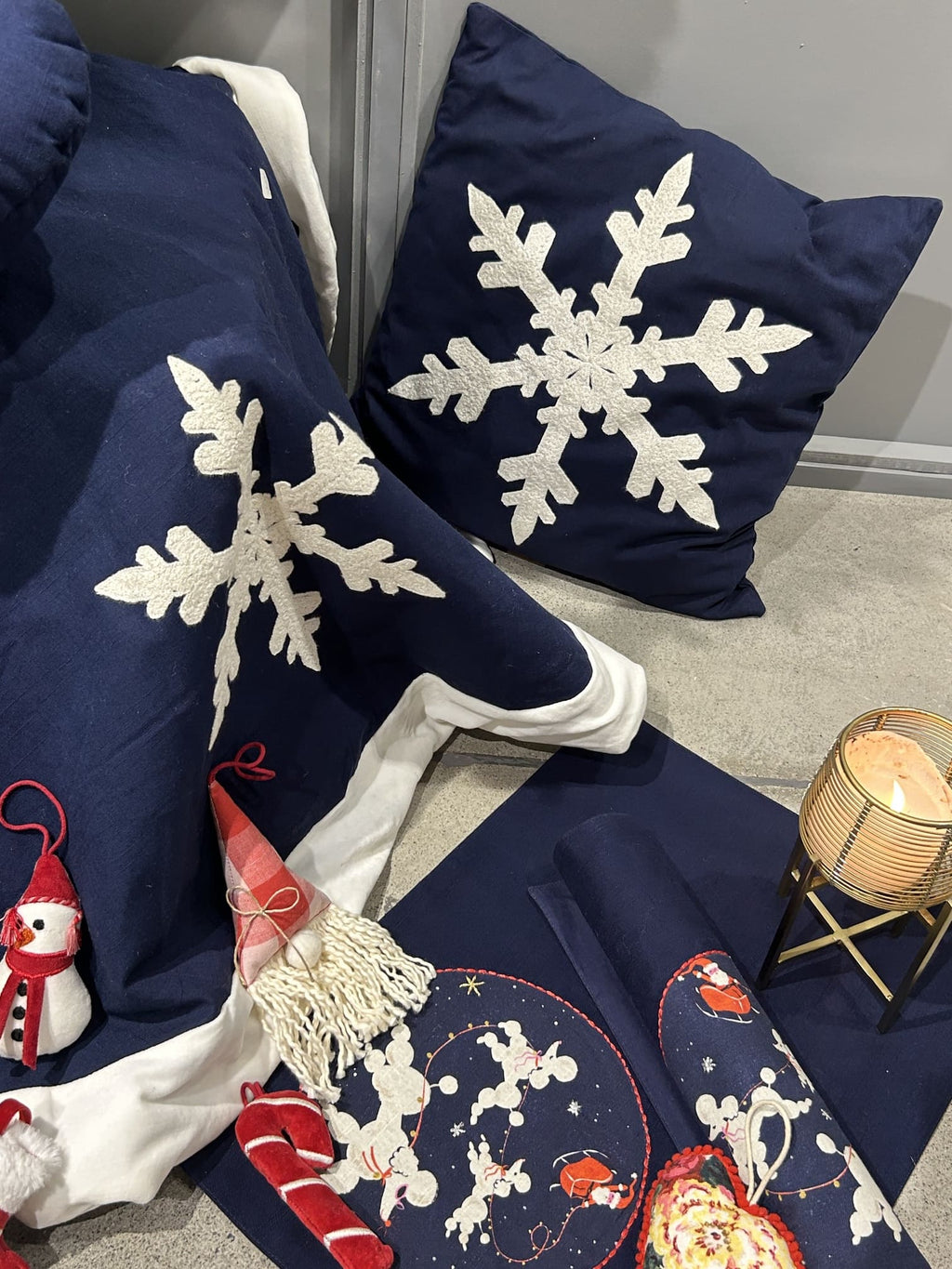 Ecrue Deluxe Navy & White Winter Wonderland Christmas Decor Combo Pack 12-Pieces Set