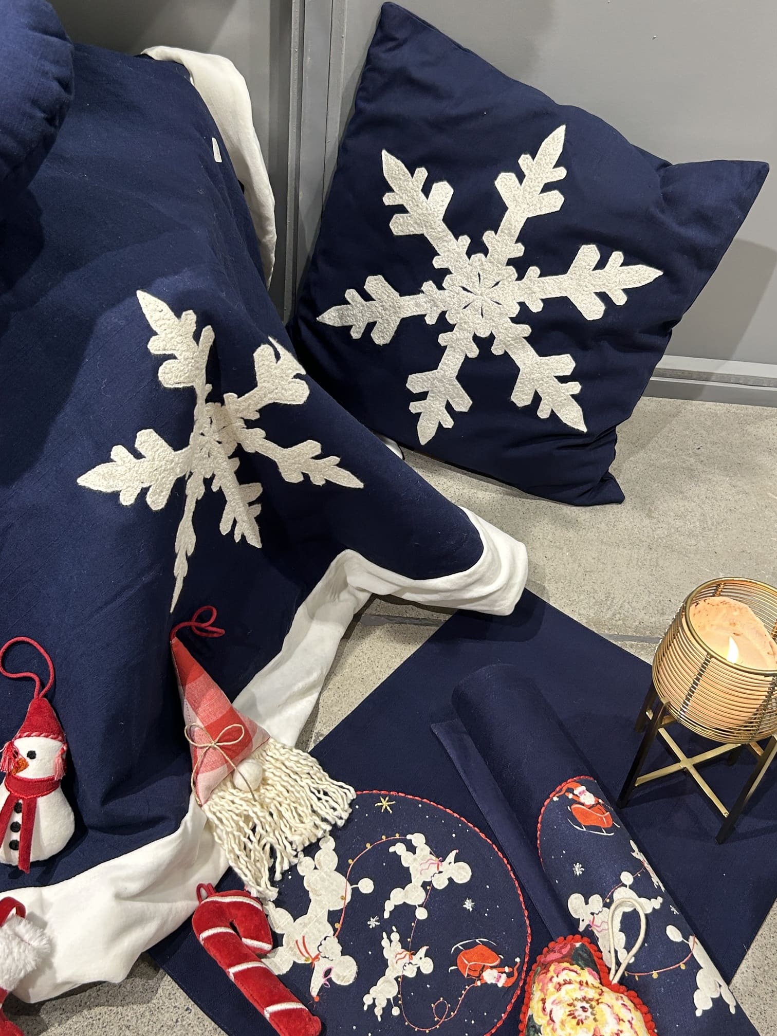 Ecrue Deluxe Navy & White Winter Wonderland Christmas Decor Combo Pack 12-Pieces Set