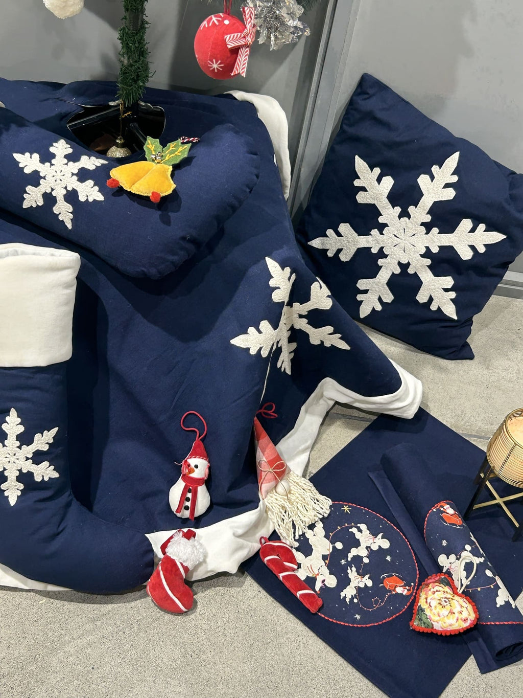 Ecrue Deluxe Navy & White Winter Wonderland Christmas Decor Combo Pack 12-Pieces Set