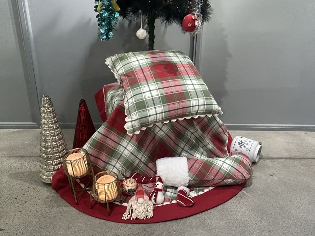 Classic Tartan & Festive Plaid Christmas Decor Combo Pack (8-Piece Set)