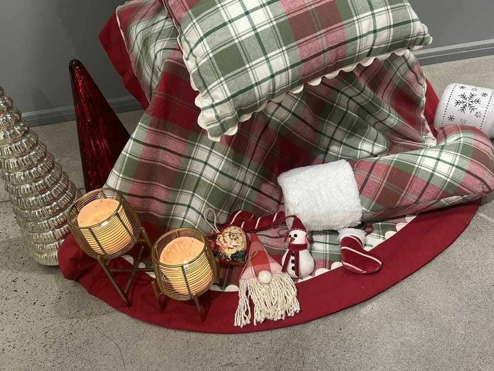 Classic Tartan & Festive Plaid Christmas Decor Combo Pack (8-Piece Set)