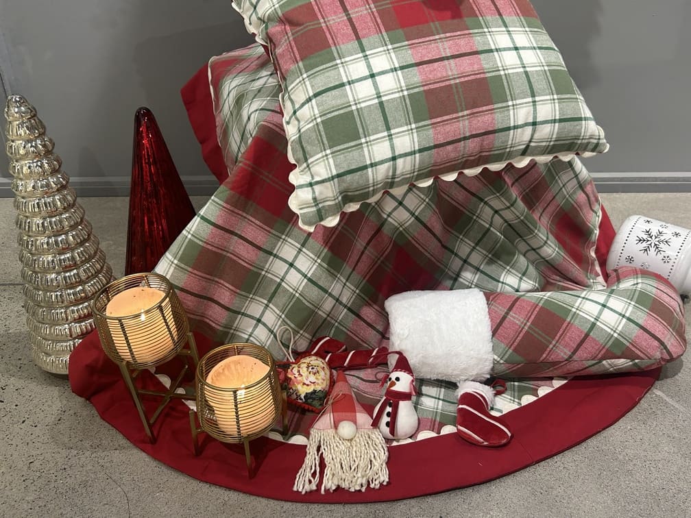 Classic Tartan & Festive Plaid Christmas Decor Combo Pack (8-Piece Set)