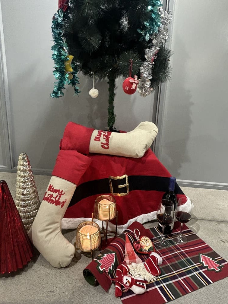 Classic Santa Belt & Tartan Plaid Christmas Decor Combo Pack (10-Piece Set)